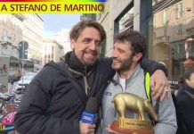 Tapiro d’oro a Stefano De Martino “traditore” seriale: la consegna a Striscia La Notizia | Video Mediaset tapiro a Stefano De Martino a Striscia