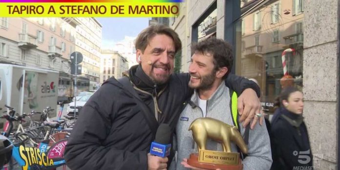 Tapiro d’oro a Stefano De Martino “traditore” seriale: la consegna a Striscia La Notizia | Video Mediaset tapiro a Stefano De Martino a Striscia