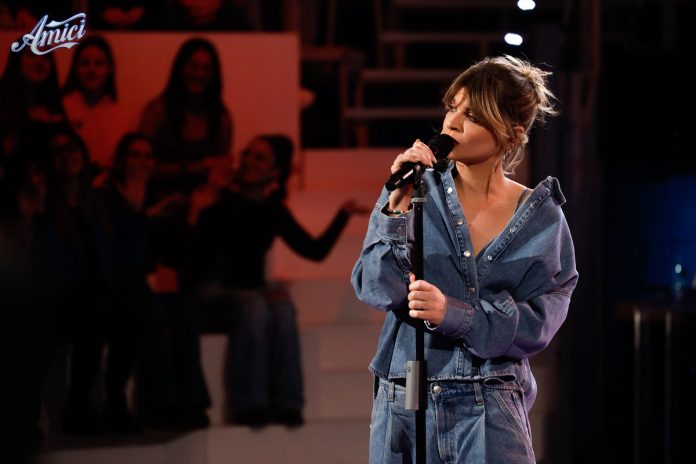Alessandra Amoroso ad Amici 23 canta Fino a qui: l’esibizione | Video Witty Tv Alessandra Amoroso