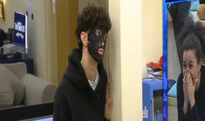 Amici 23, Martina e il salone di bellezza: maschere viso per tutti | Video Witty Tv Amici 23 Martina