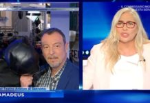 Fiorello vestito da Batman irrompe nel collegamento di Amadeus a Domenica In | VIDEO Fiorello vestito da Batman