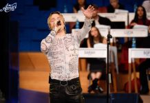 Irama ad Amici 23 canta Tu no: dietro di lui balla Marisol | Video Witty Tv Irama ad Amici 23