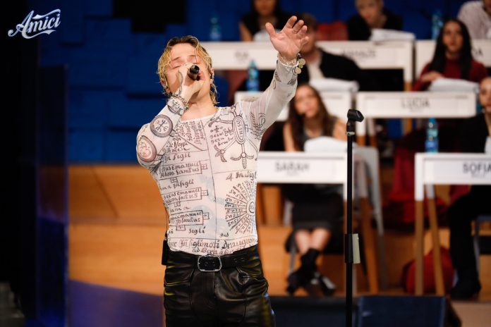 Irama ad Amici 23 canta Tu no: dietro di lui balla Marisol | Video Witty Tv Irama ad Amici 23