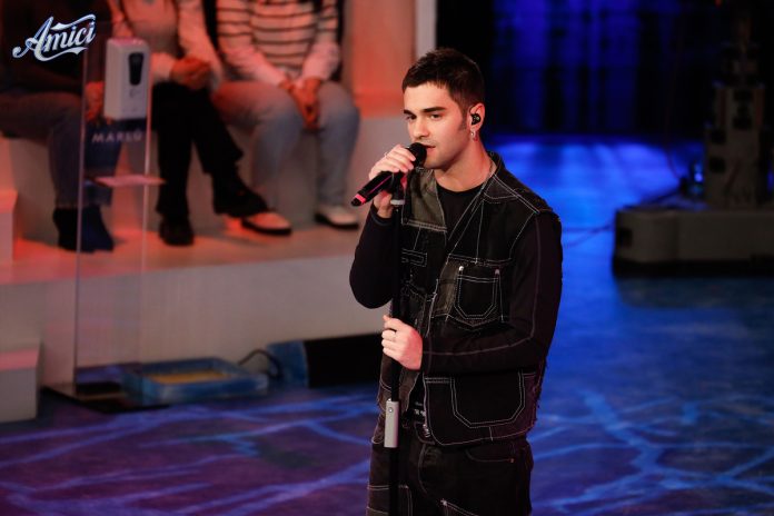 Maninni ad Amici 23 canta Spettacolare: l’esibizione | Video Witty Tv Maninni