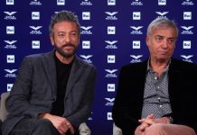“Gloria”, intervista esclusiva a Sergio Assisi e Massimo Ghini: “Abbiamo evitato di trasformare i personaggi in macchiette. Le raccomandazioni esistono non solo nel nostro mestiere” Massimo Ghini e Sergio Assisi in Gloria