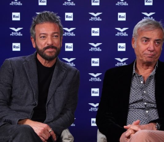 “Gloria”, intervista esclusiva a Sergio Assisi e Massimo Ghini: “Abbiamo evitato di trasformare i personaggi in macchiette. Le raccomandazioni esistono non solo nel nostro mestiere” Massimo Ghini e Sergio Assisi in Gloria