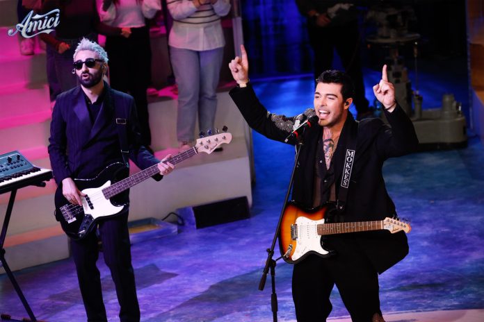 The Kolors ad Amici 23 cantano Un ragazzo una ragazza: Stash regala un biglietto a Maria | Video Witty Tv The Kolors ad Amici 23