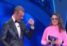 Fantasanremo 2024, i punti della terza serata tra matita, scopa, borse rubate e baci: la classifica Emma e Amadeus, matita terza serata Fantasanremo