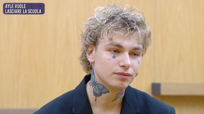 Amici 23, Ayle abbandona la scuola ma poi vuole rientrare: i suoi compagni decideranno il suo futuro. Video Witty Tv Ayle abbandona Amici 23