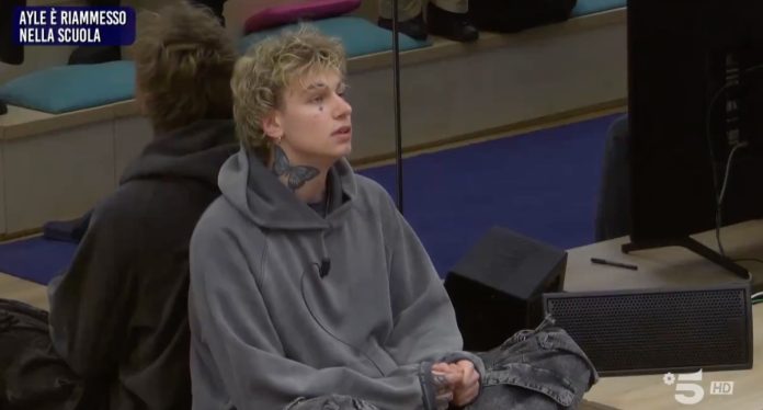 Amici 23, Ayle è riammesso nella scuola grazie ad Anna Pettinelli ma poi si scontra con gli altri allievi | Witty Tv Ayle riammesso Amici 23