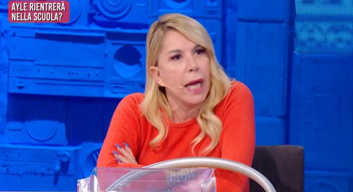 Amici 23, i docenti discutono sul rientro di Ayle: gli allievi votano per il no | Video Witty Tv Ayle rientra ad Amici 23? Anna Pettinelli discute con i prof