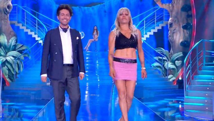 La sfilata intimo maschile e femminile di Tamarri ed Eleganti a Ciao Darwin 2024: il Defilè di Floriana Secondi e Raffaello Tonon | Video Mediaset Raffaello Tonon e Floriana Secondi, sfilata Ciao Darwin 9