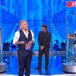 Ascolti tv di venerdì 2 febbraio 2024: Techetecheshow Battisti (17.6%), Ciao Darwin (22.7%) | Dati Auditel Cornuti vs Amanti a Ciao Darwin 9
