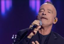 Eros Ramazzotti canta ‘Terra Promessa’ a Sanremo 2024: “Basta sangue e guerre. Tra tutti, vorrei ringraziare mio padre” | Video Eros Ramazzotti canta Terra promessa a sanremo 2024