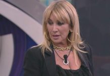 Grande Fratello 2024, Simona Tagli legge i tarocchi a Perla e Alessio | Video Mediaset Simona Tagli al Grande Fratello