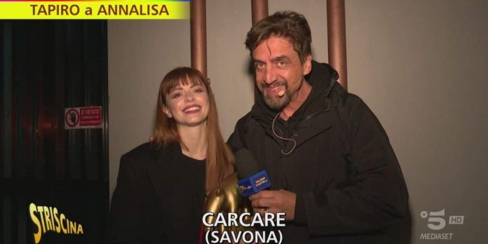 Tapiro d’oro ad Annalisa per il terzo posto a Sanremo 2024: la consegna a Striscia La Notizia | Video Mediaset tapiro Annalisa Striscia La Notizia