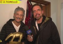 Tapiro d’oro a Fiorello dopo il ballo del qua qua a Sanremo 2024, la consegna a Striscia La Notizia | Video Mediaset Tapiro Fiorello a Striscia la Notizia
