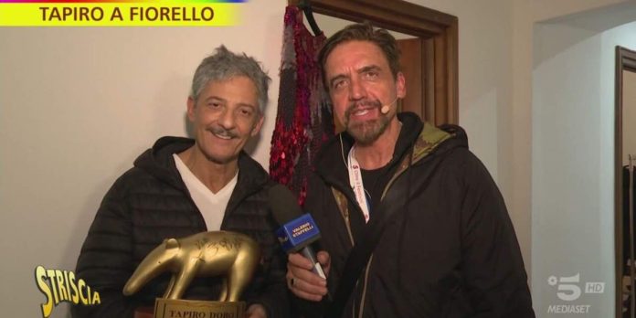 Tapiro d’oro a Fiorello dopo il ballo del qua qua a Sanremo 2024, la consegna a Striscia La Notizia | Video Mediaset Tapiro Fiorello a Striscia la Notizia
