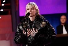 Amici 23, Mew canta Posatenebre: l’esibizione e l’abbraccio con tutti | Video Witty Tv Amici 23 Mew