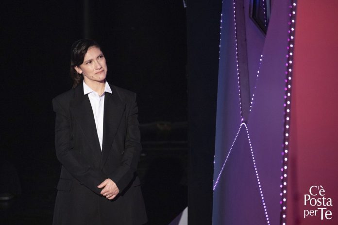 Elisa a C’è Posta per te 2024: l’emozionante sorpresa in cui canta a cappella | Video Witty TV Elisa a C'è Posta per te