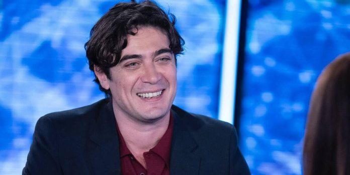 Riccardo Scamarcio a Verissimo: “Distrussi un’auto a 12 anni” | Video Mediaset Riccardo Scamarcio a Verissimo