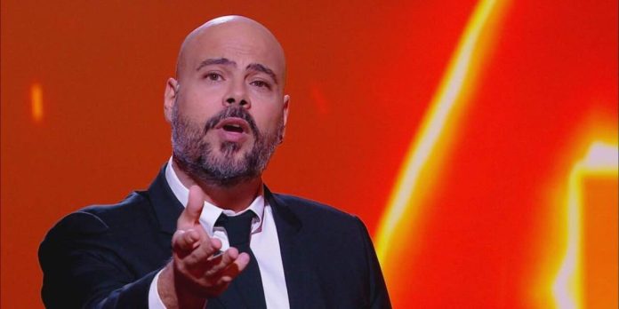 Marco d’Amore, monologo a Le Iene: “il palcoscenico ha placato la mia turbolenza. Sono Nessuno, uno che inventa storie per campare e esorcizzare il male” | Video Mediaset Marco D'Amore, il monologo a Le Iene