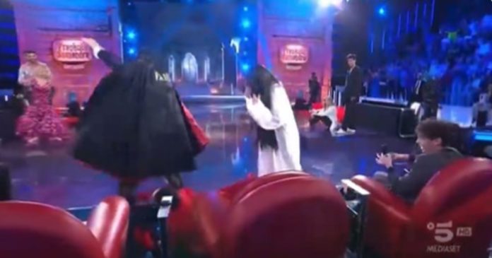 Amici 23, la Celentano e Zerbi spaventano tutti: Giuseppe scappa, Malgioglio cade | Video Witty Tv Amici 23 Celentano e Zerbi