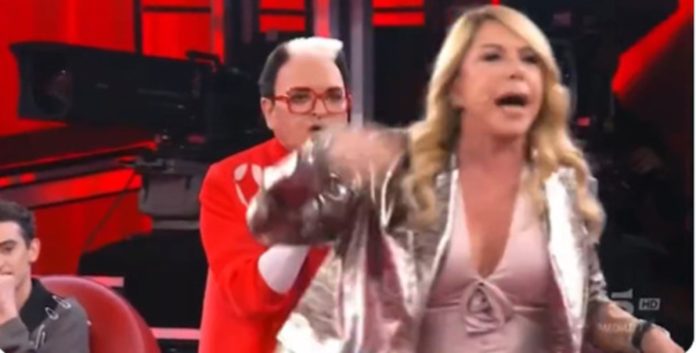 Amici 23 lite tra Anna Pettinelli, Lorella Cuccarini e Cristiano Malgioglio | Video Witty Tv Amici 23 lite