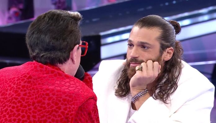 Can Yaman ad Amici 23 incontra Cristiano Malgioglio: la sorpresa | Video Witty Tv Can Yaman ad Amici 23