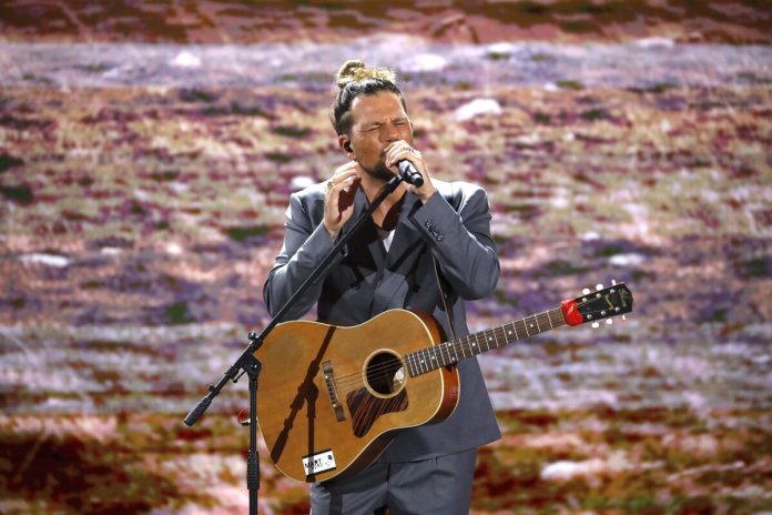 Enrico Nigiotti ad Amici 23 canta Occhi grandi: l’esibizione | Video Witty Tv Enrico Nigiotti ad Amici 23