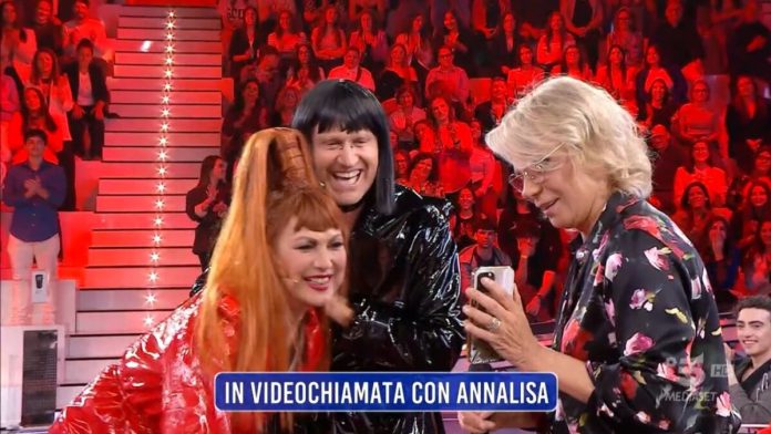 Amici 23, Zerbi vestito da Annalisa, Maria De Filippi la videochiama | Video Witty Tv Amici 23 Zerbi