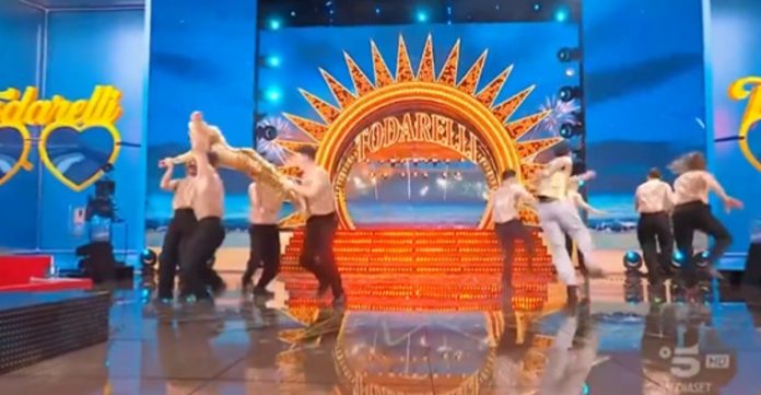 Amici 23, Anna Pettinelli canta in inglese e balla scatenata | Video Witty Tv Amici 23 Anna Pettinelli