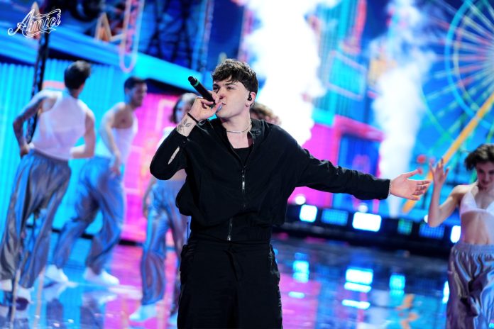 Petit canta Tornerai nella Semifinale di Amici 23 del 12 maggio 2024 | Video Witty Tv Petit canta il suo inedito Mammamì