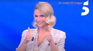Michelle Hunziker conduce Battiti Live Spring e Karaoke
