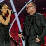 Ascolti tv: Makari (12.4%), Gigi D’Alessio & Friends – Sicily for Life (17.5%) | Dati Auditel, martedì 24 giugno 2025 Elodie e Gigi D'Alessio al concerto