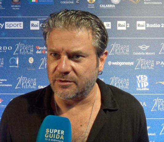 Edoardo Pesce al Magna Greacia: “Vanessa Scalera è una delle poche donne che mi fa ridere. I fuori scena sono le scene che mi sono rimaste più impresse” Edoardo Pesce intervista Magna Greacia