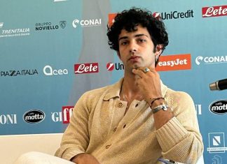 Massimiliano Caiazzo al Giffoni presenta Je So’ Pazzo: “Non volevo imitare Pino Daniele, ma raccontare l’uomo. Ho avuto paura di non essere all’altezza” Massimiliano Caiazzo Giffoni