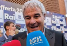 “Reazione a catena 2025”, intervista a Pino Insegno: “Ci saranno nuovi giochi e uno studio rinnovato. Se dovessi giocare a Reazione a Catena sceglierei Paolo Bonolis e Carlo Conti” pino insegno, intervista Rai