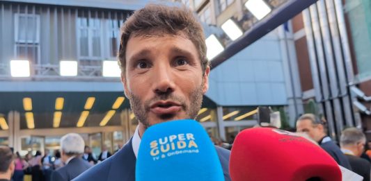Stefano De Martino svela come sarà Sanremo: “Ci sarà la serata cover e una performance che decreterà chi parteciperà all’Eurovision. Vasco Rossi? Ha le chiavi dell’Ariston” | Intervista Stefano De Martino, intervista