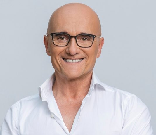 Alfonso Signorini si autosospende, arriva il comunicato stampa di Mediaset: “Abbiamo il dovere di tutelare la nostra reputazione” Alfonso Signorini