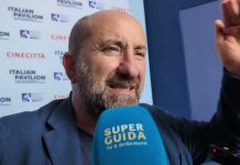 Antonio Albanese a Venezia 81: “Il tema della Sanità potrebbe essere sviluppato in un film” | Intervista Antonio Albanese