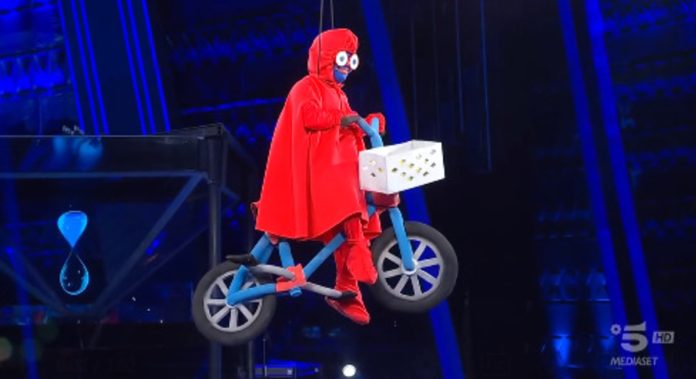 Giovannino a Tu si que vales 2024 entra in studio come ET: l’ingresso | Video Witty Tv Giovannino a Tu si que vales