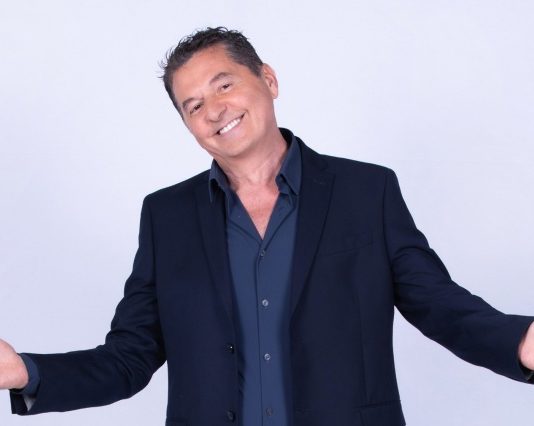 Teo Mammucari: “In Appuntamento al buio parlo di me perchè oggi non si più dire più nulla. Libero è nato per caso. Flavia Vento non doveva stare sotto il tavolo” Teo-Mammucari