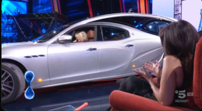 Tu si que vales 2024: Maria De Filippi guida un carro funebre | Video Witty Tv Tu si que vales 2024 Maria De Filippi