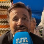 Christian De Sica scherza su “Il Paradiso delle Signore”: «Mia moglie è fissata, alle quattro non si parla più» christian de sica intervista superguidatv