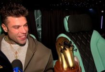 Fedez riceve un Tapiro d’oro con i ricci per il dissing con Tony Effe: “Io cattivo? Sono un co***one” | VIDEO fedez tapiro striscia