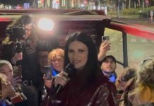 Laura Pausini lancia il nuovo singolo “Ciao/Chao” su un bus scoperto a Milano: “la canzone racconta la libertà di lasciare andare una persona senza eliminarla” Laura Pausini Ciao