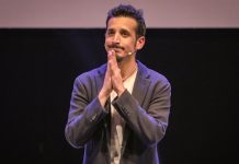 Roberto Lipari racconta ‘E ho detto tutto’: ”È un viaggio, ci sono ospiti e fa riflettere. Mi definisco un giocatore e la comicità è come un’armatura” intervista a Roberto Lipari