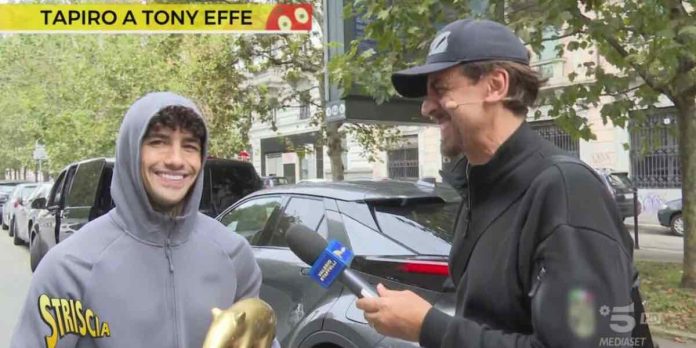 Tapiro d’oro a Tony Effe, la consegna a Striscia La Notizia | Video Mediaset tapiro tony effe striscia la notizia
