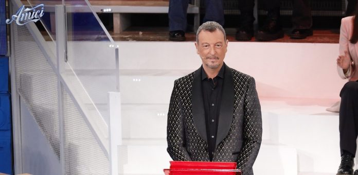 Amadeus ad Amici 24: l’ingresso in studio e le parole di Maria De Filippi | Video Witty Tv Amadeus ad Amici 24: